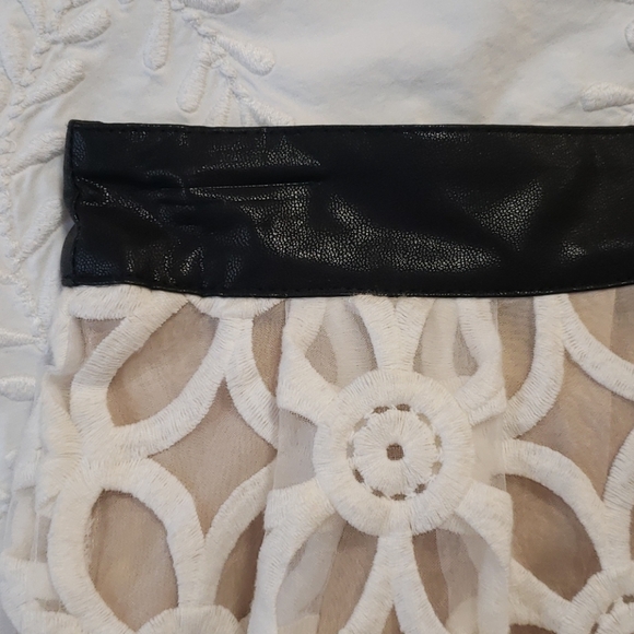 Pins & Needles Flower Mini Skirt - Picture 4 of 5